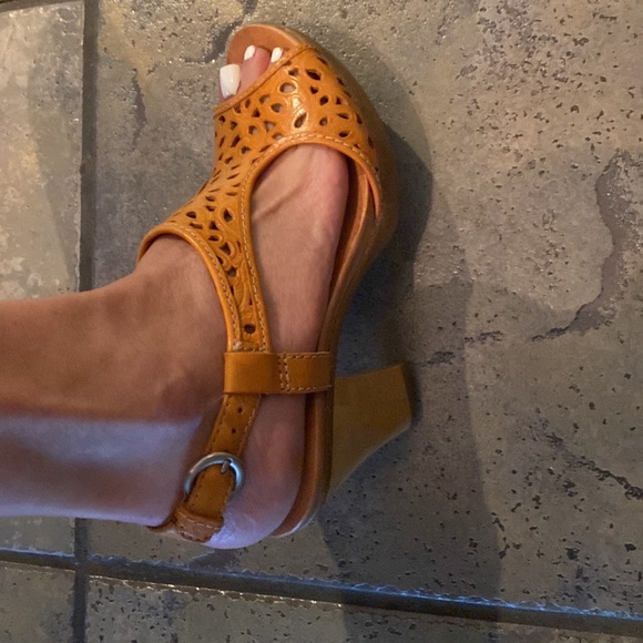 Naya “Alpine” Hot Mustard heeled sandal 7N - Picture 2 of 4